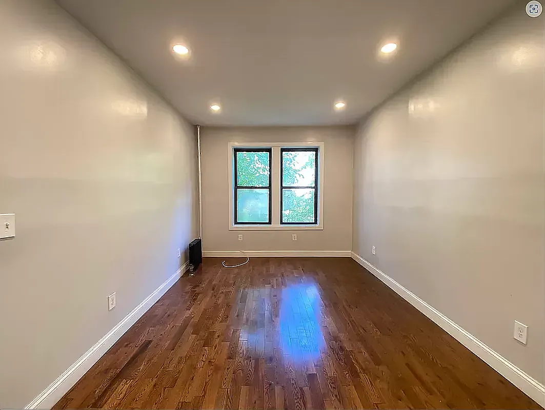 75 Ellwood Street — Photo 2