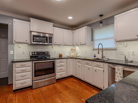 3rd image of 10 Poplar Ln