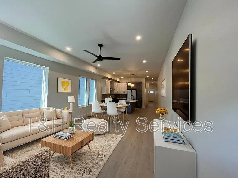 930 Woodlawn Ave — Photo 4