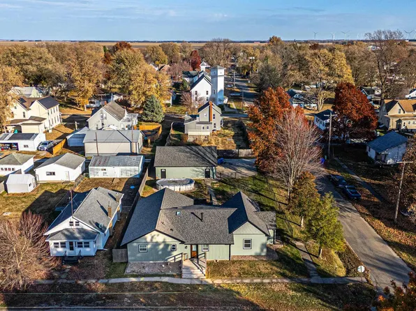 201 W Delavan St, New Holland, IL 62671