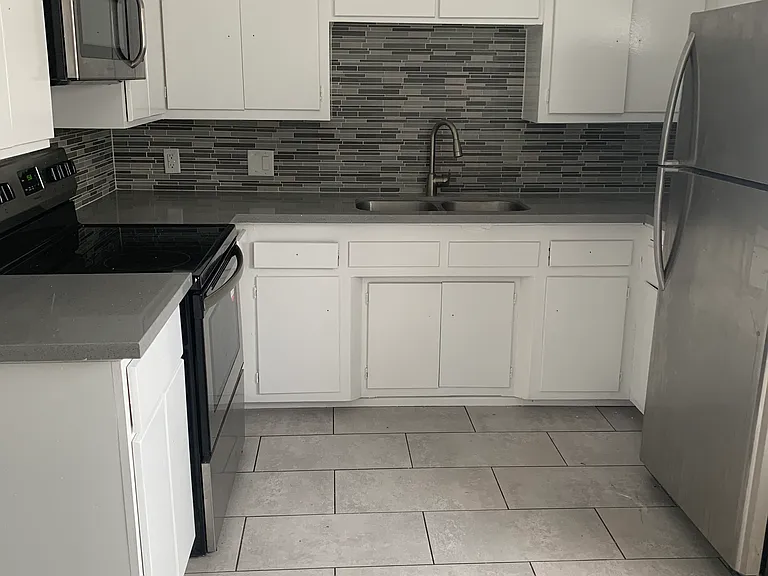 529 Avenue G — Photo 3
