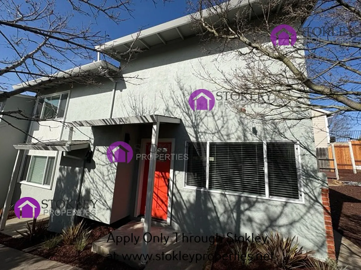 Building Photo - E N St 652-658 (DND)