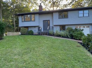 13 Wakefield Rd, Hampton Bays, NY 11946