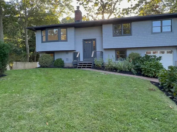 13 Wakefield Road, Hampton Bays, NY 11946