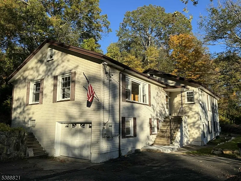 4 bed, 2.0 bath, 2200 sqft, $3,300 — Photo 1