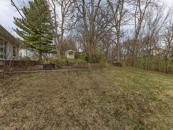 3rd image of 25 Oak Grove Rd