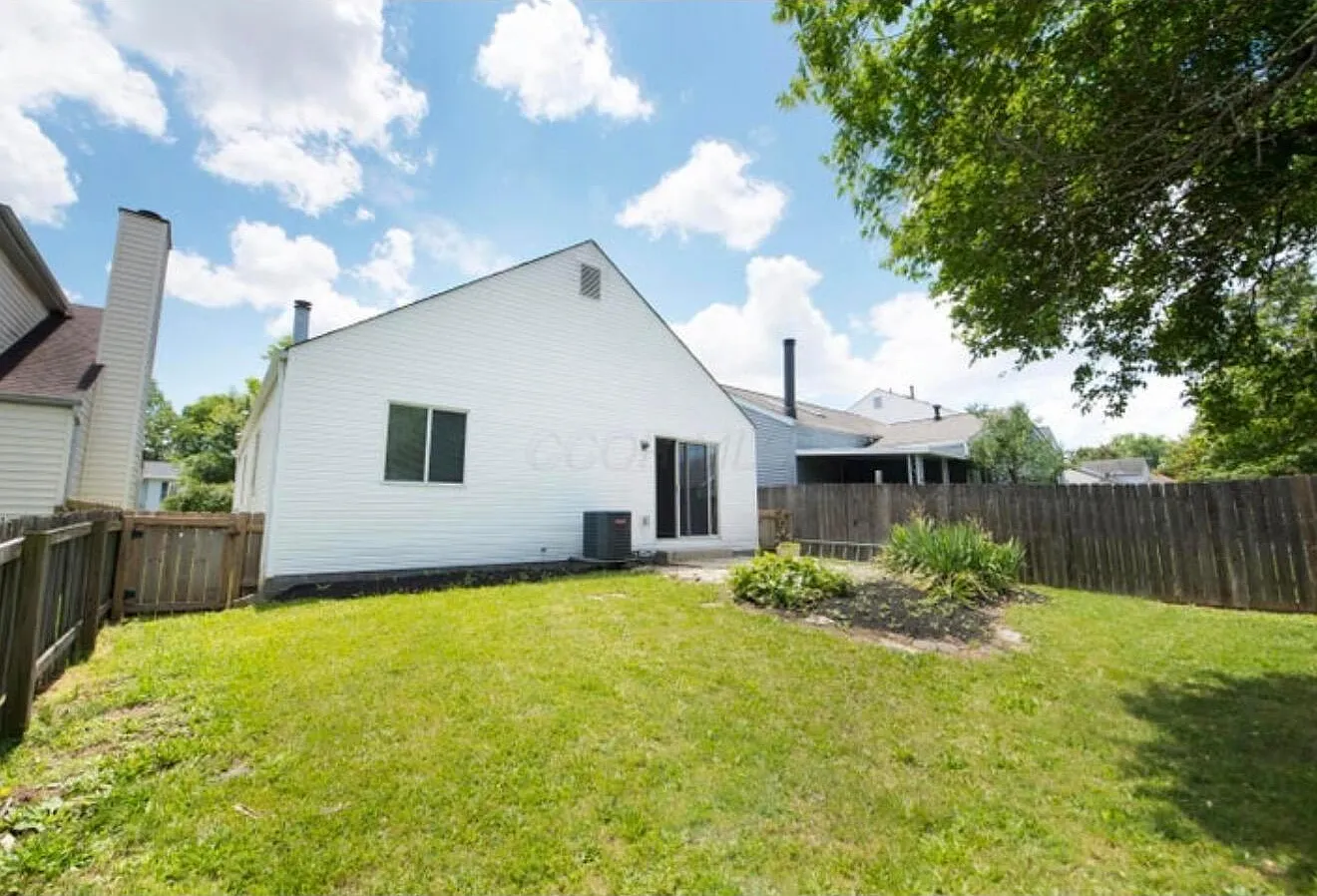 3 bed, 2.0 bath, 1139 sqft, $2,350 — Photo 2