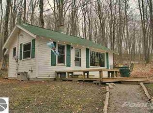 8851 S Dunns Farm Rd, Maple City, MI 49664