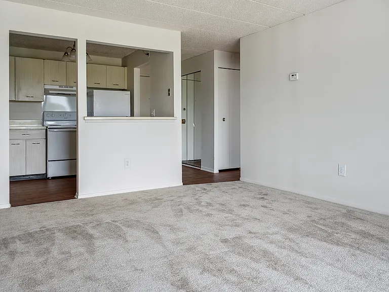 Lincoln Tower Apartments — Photo 52