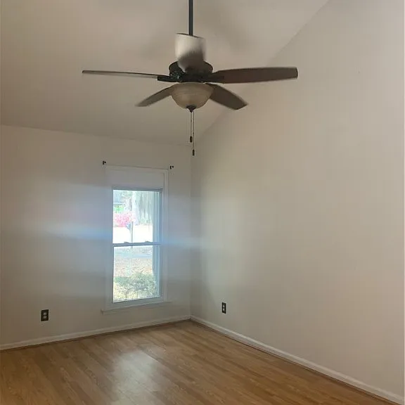 432 Edgewater Rd — Photo 5