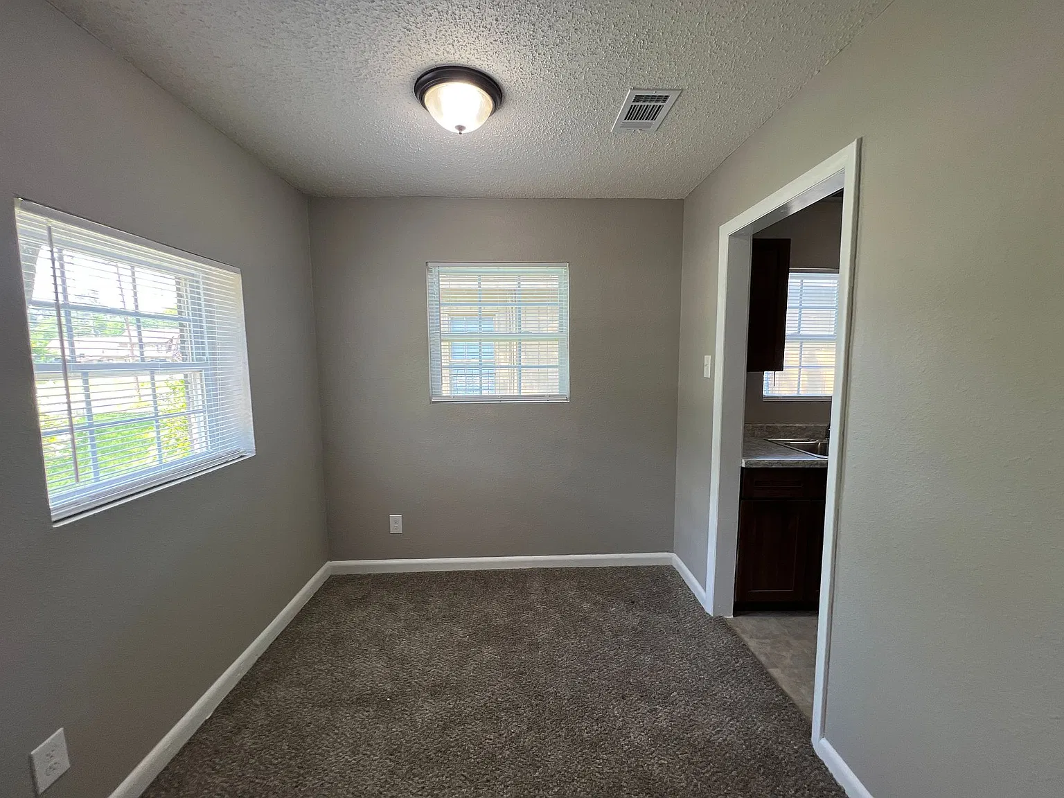 1460 Robin Hood Ln — Photo 2