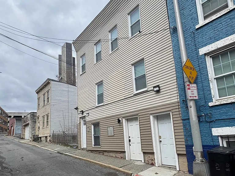 31 Van Zandt St — Photo 1