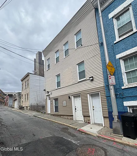 31 Van Zandt St Photo 1