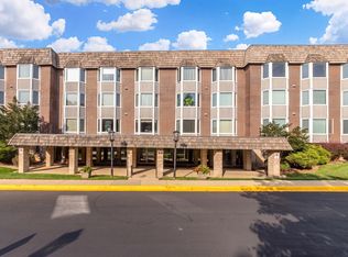400 Ascot Dr APT 3E, Park Ridge, IL 60068