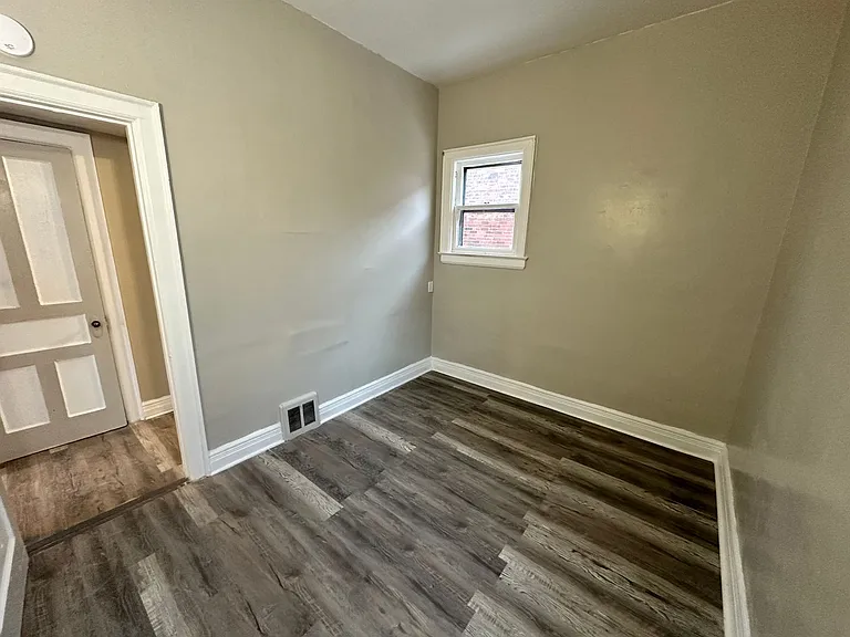 1942 S Park Ave — Photo 16