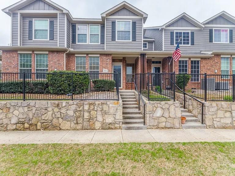 The front of the home faces an inviting park like
setting.