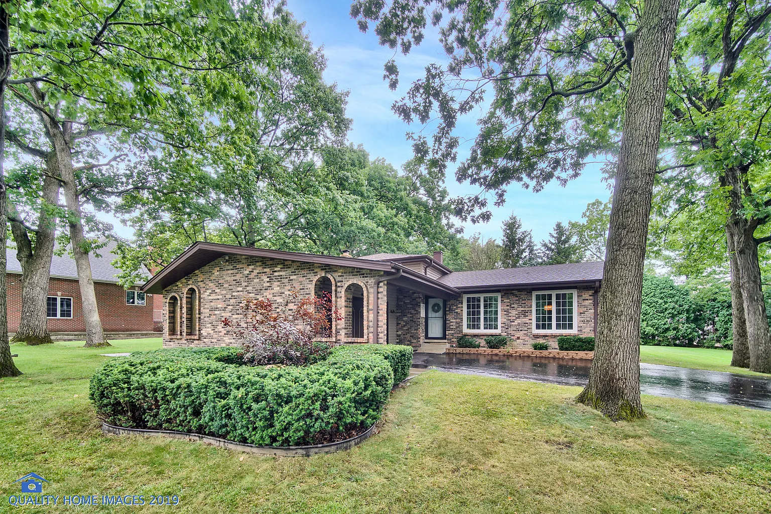 16W256 95th Pl photo 1