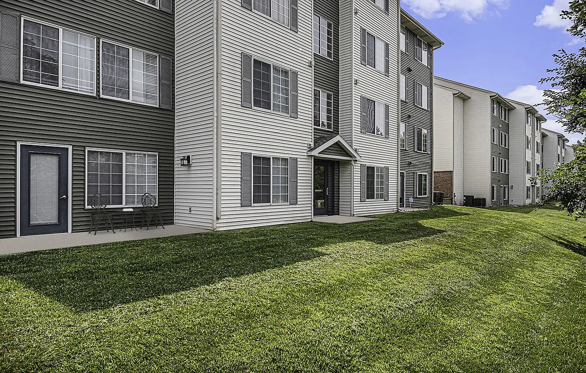 Building Photo - Pine Tree Apartments