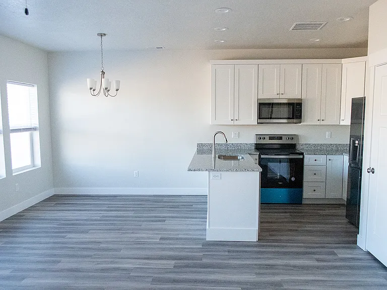 396 N 100 W #1 — Photo 7
