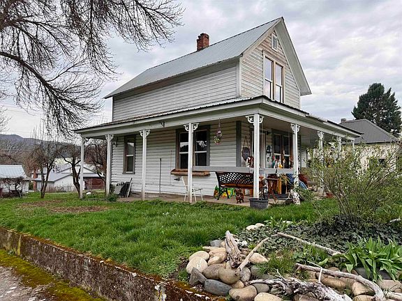 2nd image of 601 Maple St