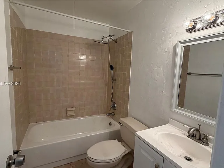 2550 Riverside Dr #223 — Photo 14