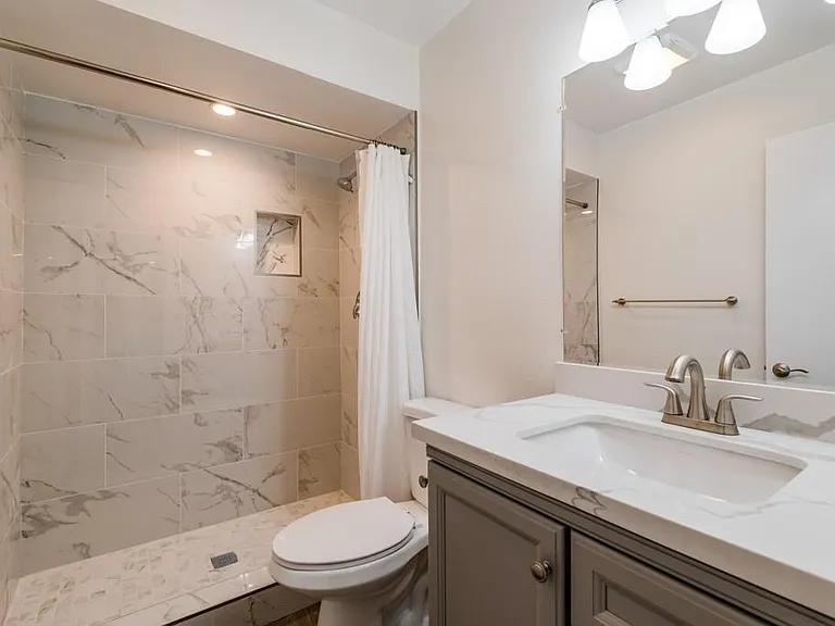 5800 Owensmouth Ave #14 — Photo 12