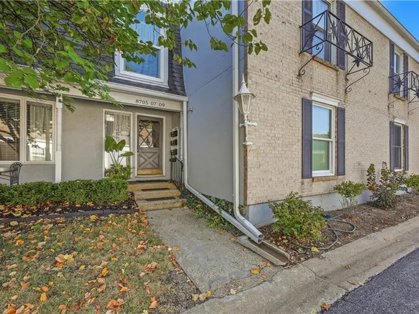 8705 Riggs Ln, Overland Park, KS 66212