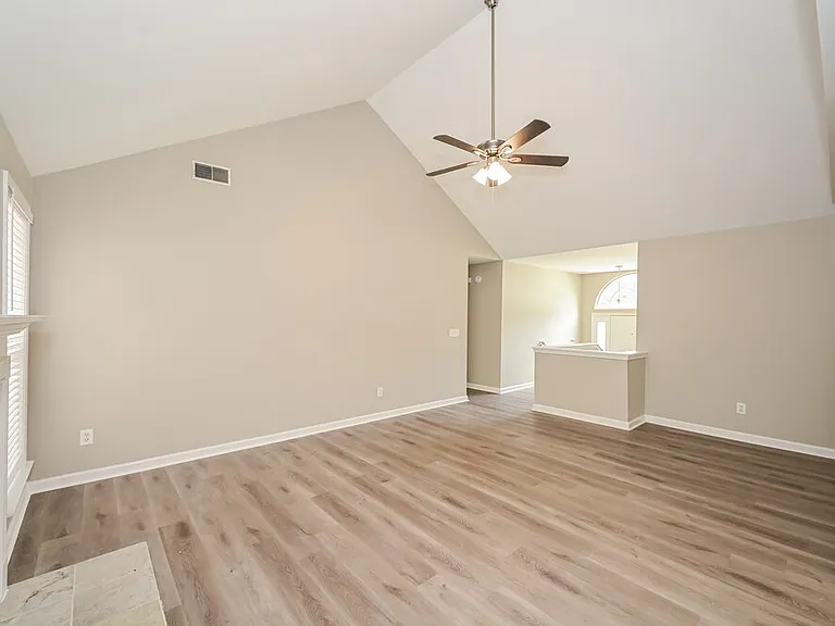 1126 Poplar Hollow Rd — Photo 5