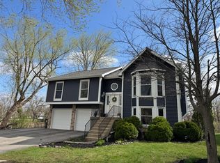 2011 Oak Tree Trl, Lake Villa, IL 60046