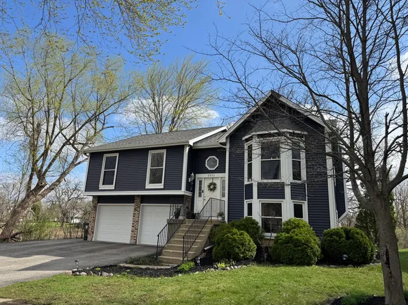 2011 Oak Tree Trl, Lake Villa, IL 60046