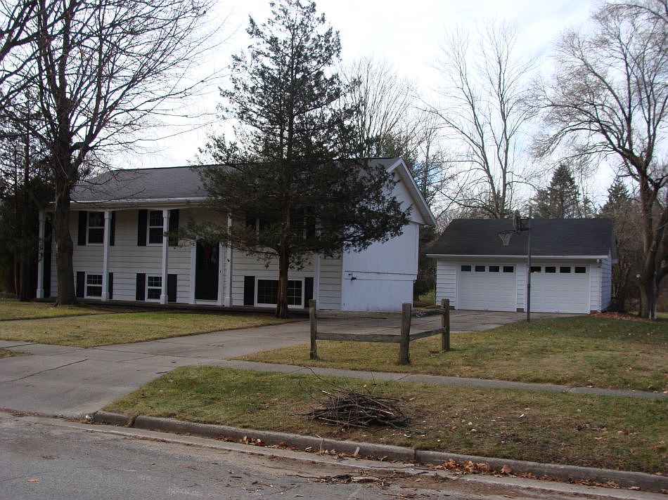 Located on a private dead end street. The extra large lot is in Woodcrest Schools. The home has 4 bedrooms total with 3 bedrooms upstairs with a bath and 1 bedroom on the lower lever with a bath. The home has a new roof, new windows and a newer furnace. Professional refinished hardwood floors are beautiful. Vinyl floorings are all new. You can move right in into this home with freshly painted walls throughout. The driveway can accommodate many cars.
