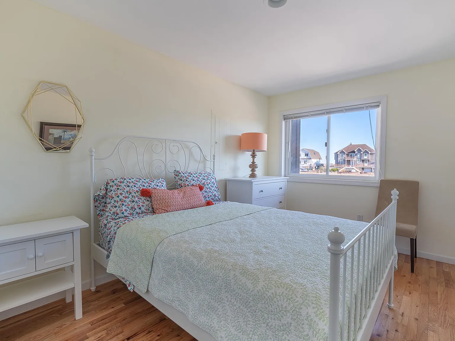 5 bed, 4.0 bath, 2600 sqft — Photo 3