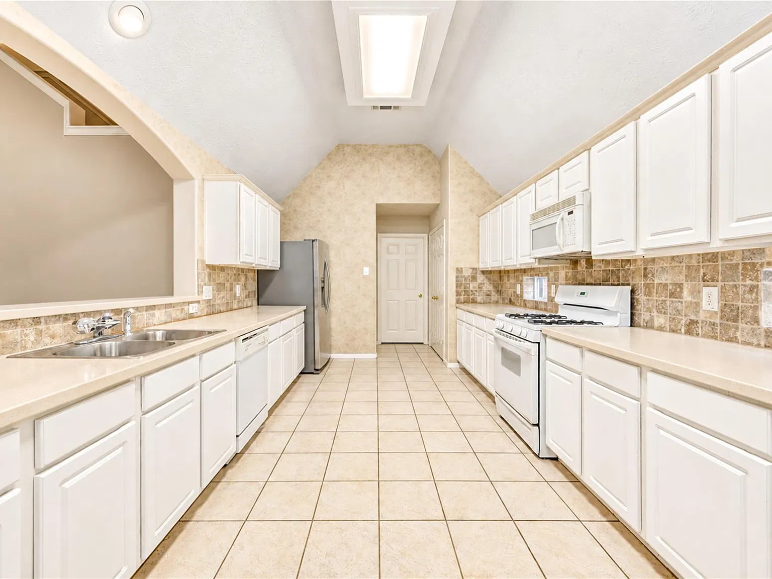4 bed, 2.5 bath, 2686 sqft, $2,450 — Photo 4