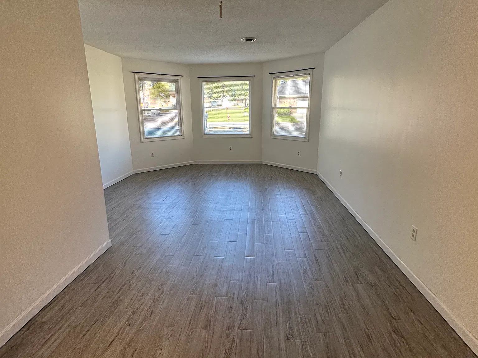 3 bed, 1364 sqft, $1,850 — Photo 2