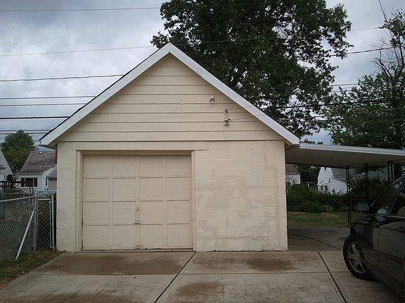 garage with carport