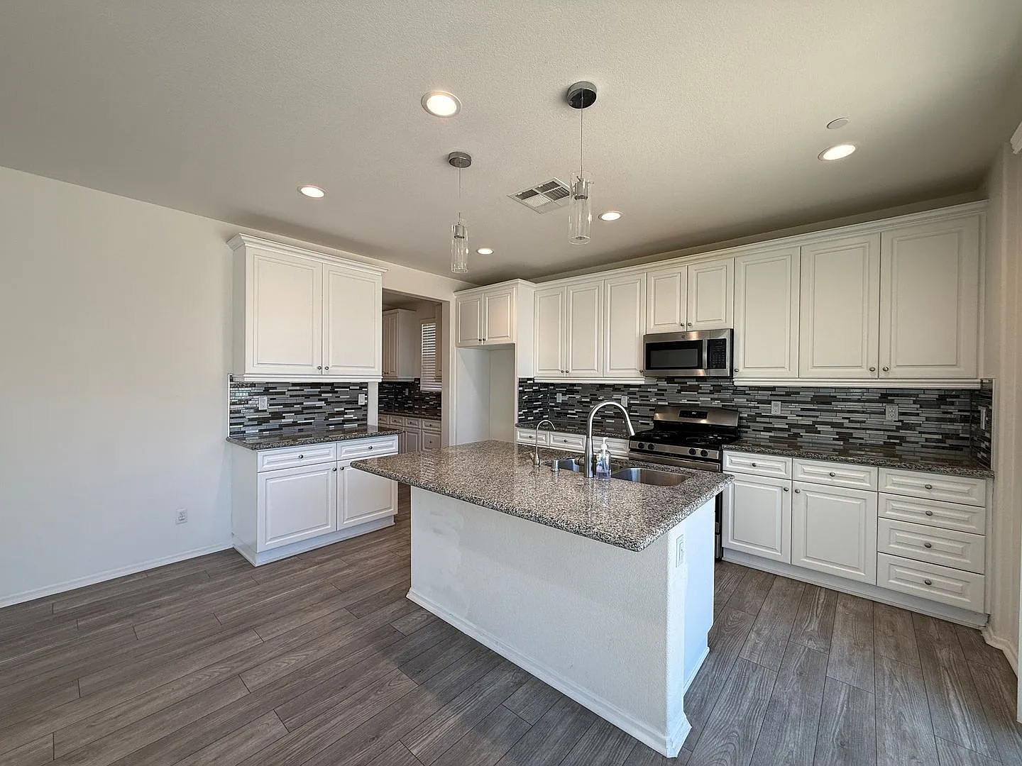 Palmdale 5 Bedrooms + 3.5 Bathroooms — Photo 4