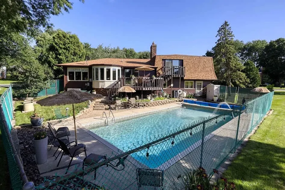 600 Woodview Dr