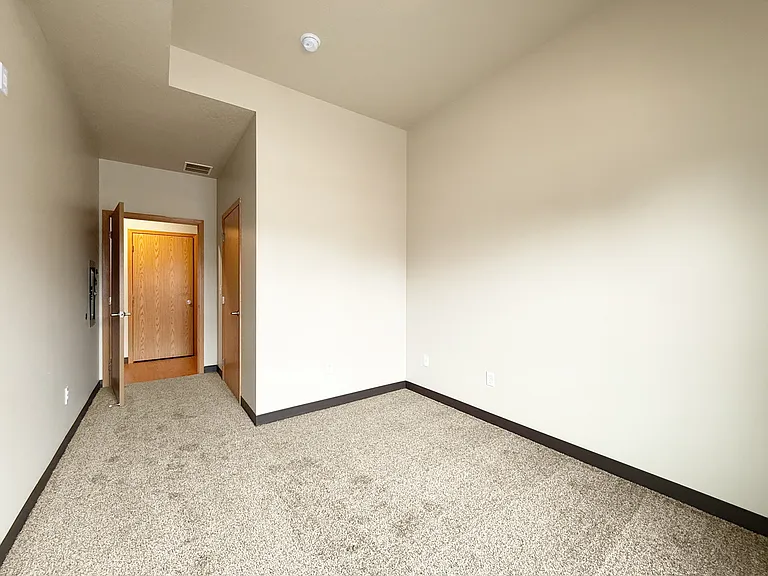 West Broadway Crescent — Photo 12