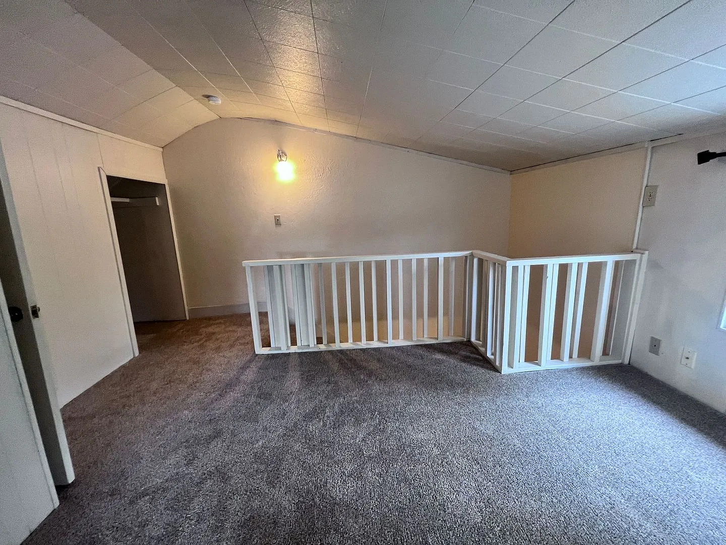 3 Bedroom / 2 Bathroom / 2 Car Non heated Garage — Photo 3