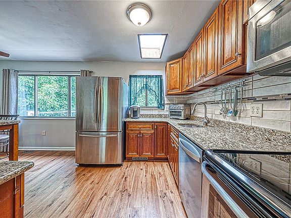3rd image of 103 Buttercup Dr