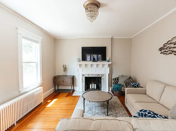 5 bed, 2393 sqft, $5,000 — Photo 4