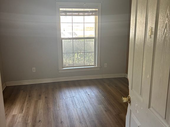 3rd image of 122 S Dixon Ave
