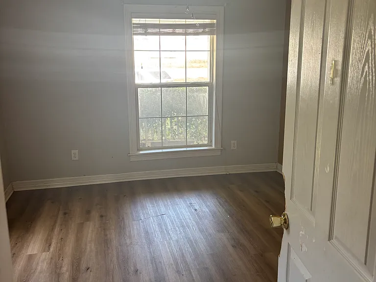 122 S Dixon Ave — Photo 3