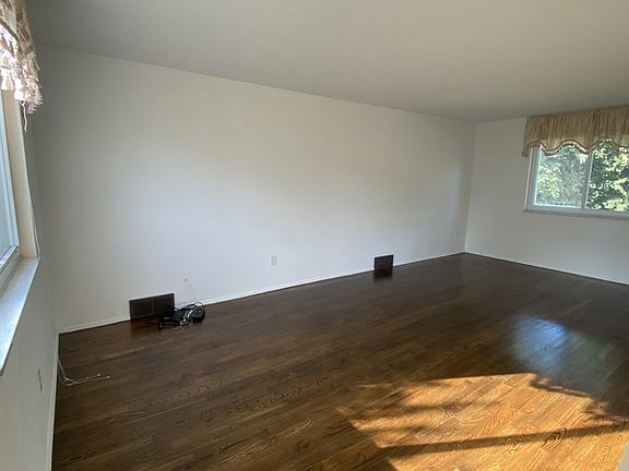 3rd image of 121 Lois Dr