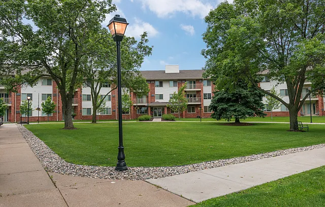 Parkwood Pointe Apartments — Photo 37