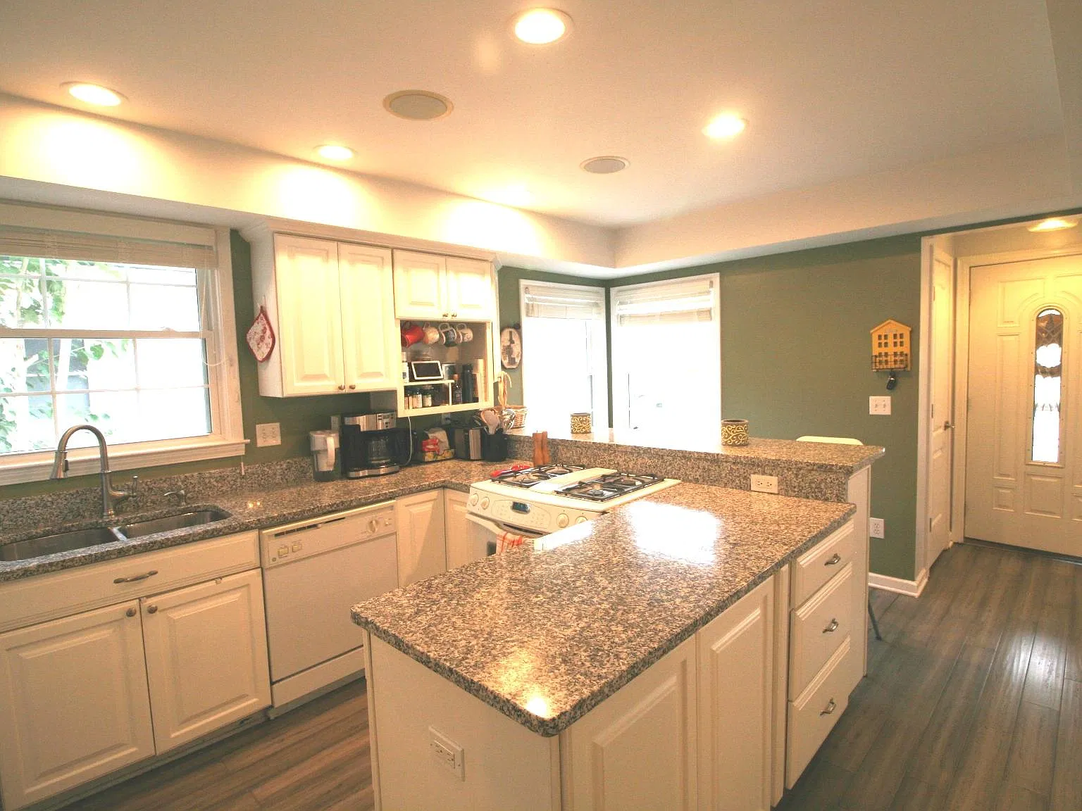 3 bed, 1076 sqft, $2,100 — Photo 2