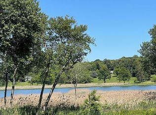 121 Factory Pond Rd, Locust Valley, NY 11560