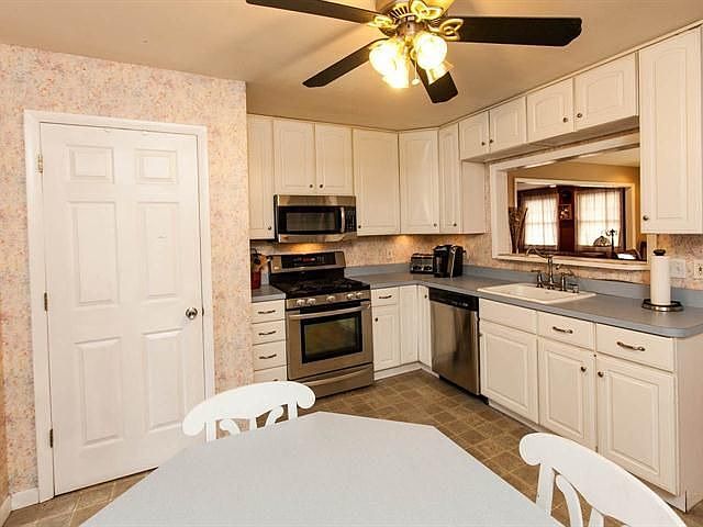 WELL EQUIPPED KITCHEN - CENTRALLY LOCATED FOR ACCESS FROM ALL ROOMS