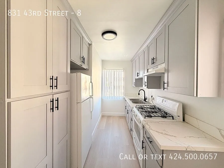 831 W 43rd St #8