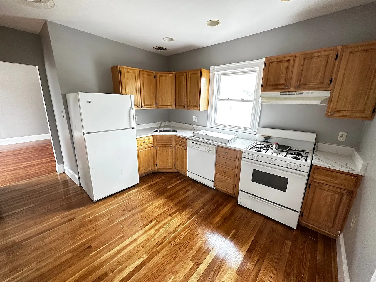 4 bed, 1.5 bath, 1200 sqft, $3,100 — Photo 4